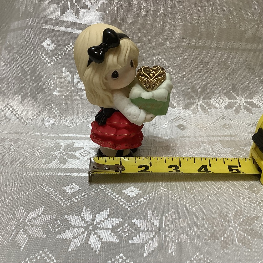 Precious Moments Figurine #171001 Share The Gift Of Love 2016 Porcelain - Picture 9 of 11